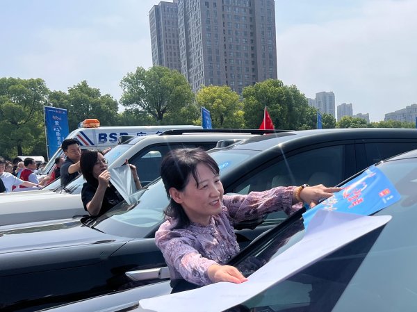 全城护航！河南数万车辆爱心助考，考生持证可免费乘车