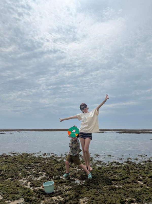 玄彬一家海边度假，44岁孙艺珍扎双马尾，和儿子牵手比心好幸福